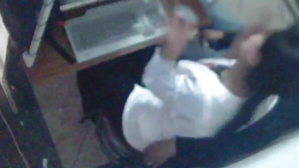 Ένα μπίμπο με τεράστια βυζιά κάθεται πάνω από μια σκληρή στύση