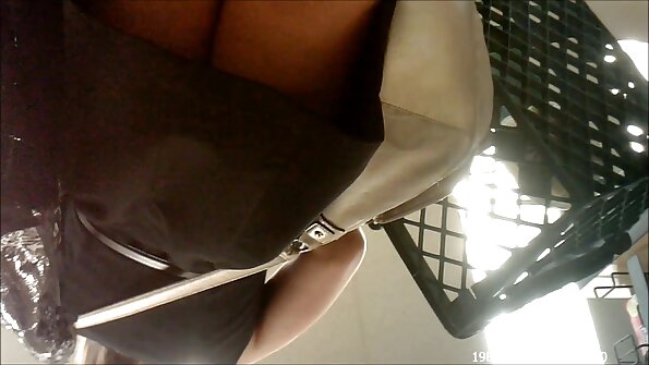 Μια μελαχρινή χώνεται μέσα στον κώλο της ένα μεγάλο χοντρό ροδί