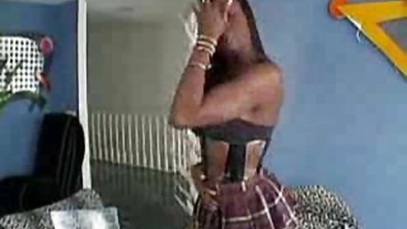 Μια μαύρη γυναίκα με σκούρο σώμα χτυπιέται στη σχισμή της