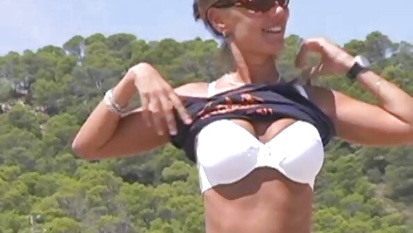 Μια ξανθιά μιλφ τεντώνει και το μουνί της