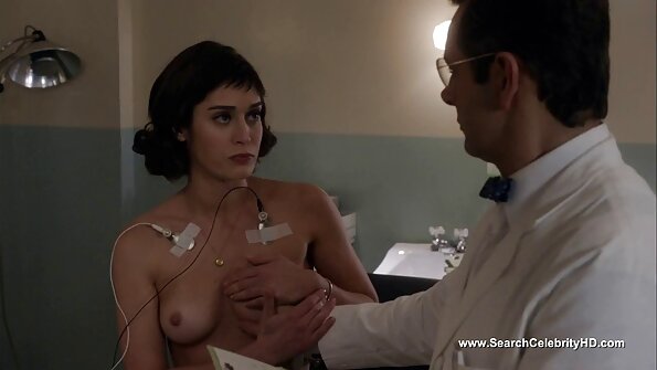 Μια μελαχρινή με τα εσώρουχά της απλώνει ορθάνοιχτο το μουνί της