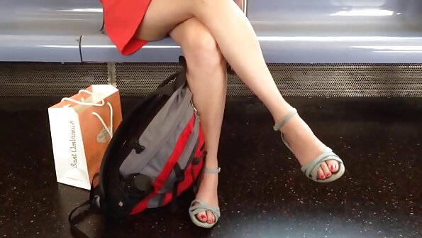 Μια μελαχρινή με ένα σέξι ζευγάρι πόδια είναι γαμημένη στο σφιχτό της αρασέ