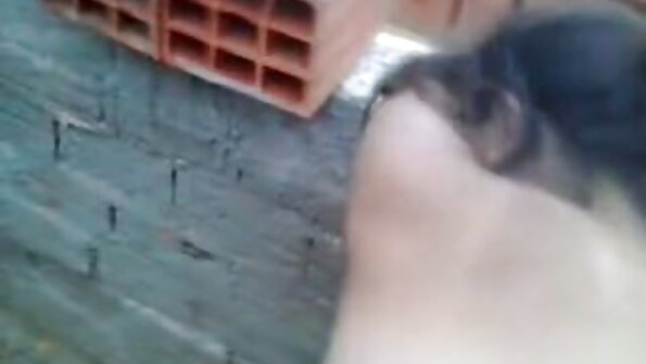 Μια μελαχρινή με μεγάλα φυσικά βυζιά κάθεται σε ένα μεγάλο πουλί