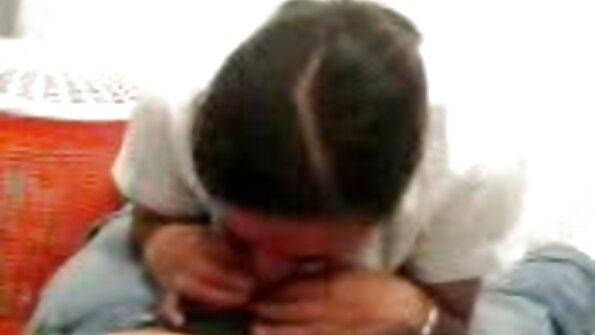 Μια μελαχρινή με φουσκωμένες θηλές αποκτά πρωκτική διείσδυση