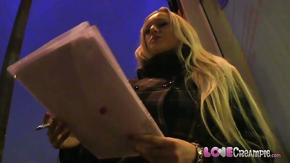 Ένα μεγαλόστομο μεγαλύτερο μωρό γλείφεται από τον έφηβο μαθητευόμενο της