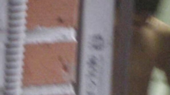 Η ξανθιά κούκλα λατρεύει τα αθλήματα, αλλά το σεξ στο καμαρίνι είναι καλύτερο