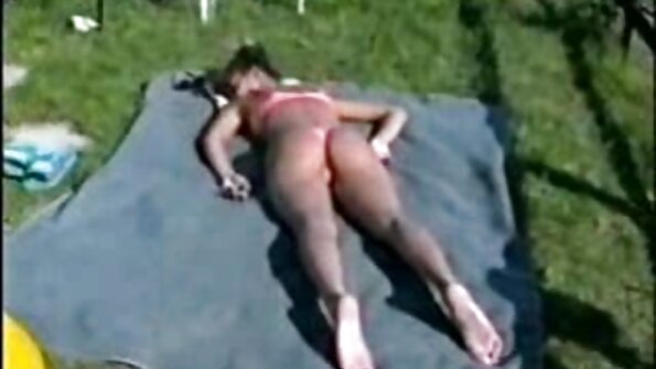 Η μελαχρινή καυτερή χτυπιέται από τον κρεμασμένο θετό αδερφό της