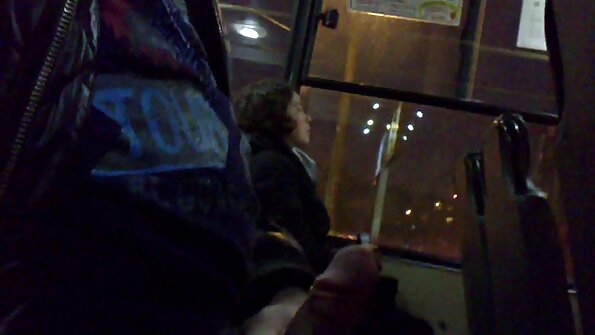 Μια μπίμπο με γυαλιά δίνει μια δουλειά στον εραστή της στον καναπέ