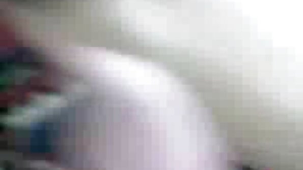 Μια μελαχρινή κάνει μασάζ στην κλειτορίδα της καθώς τη γαμούν πολύ δυνατά