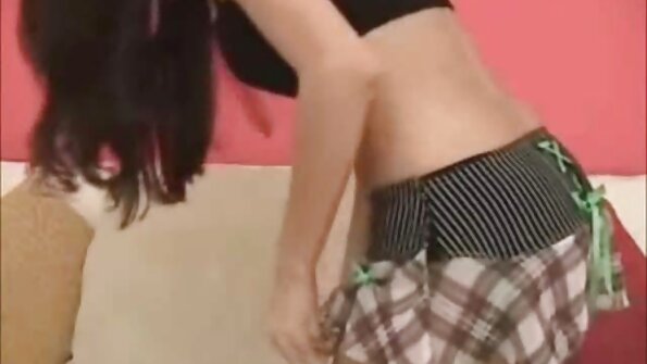 Μια μελαχρινή με μια μεγάλη σχάρα που είναι γεμάτη σιλικόνη κάνει πρωκτικό