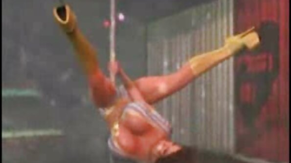 Μια μεγαλόστομη μπίμπο ανοίγει τα πόδια της ορθάνοιχτα για να μπορέσει να λάβει αγάπη