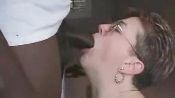 Μια μεγαλόστομη πόρνη που λατρεύει τον κόκορα παίρνει μια περιποίηση προσώπου από έναν μάγκα