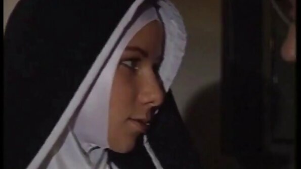 Ένα ζευγάρι κάνει έρωτα στην αποθήκη ενός κτιρίου γραφείων