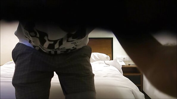 Η όμορφη κορακίσια γκόμενα Amber Cox είναι έτοιμη να καβαλήσει ένα μεγάλο πουλί