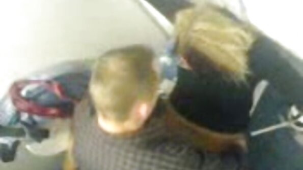 Μια ξανθιά έφηβη με λεπτό σώμα και ξυρισμένο μουνί διασκεδάζει