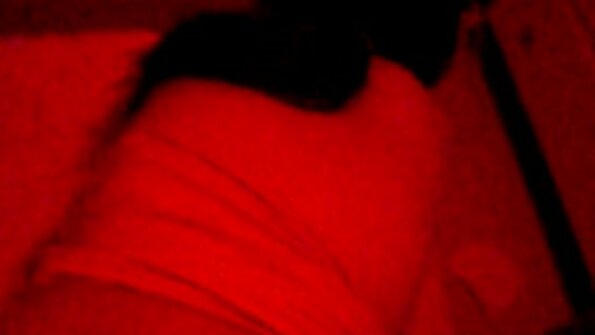 Μια ξανθιά που λατρεύει τον κόκορα δείχνει τις ερωτικές της κινήσεις στο κρεβάτι
