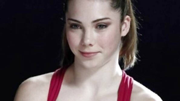 Μια μελαχρινή με τεράστια βυζιά και κοντά μαλλιά είναι σε τρίο