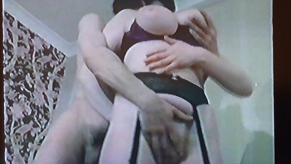 Ένας μάγκας κάνει ένα ζεστό μασάζ στη γυναίκα του και τη γαμάει