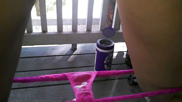 Η σύλληψη της ξανθιάς και η βοηθός της απολαμβάνουν πρωκτικό σεξ με strapon