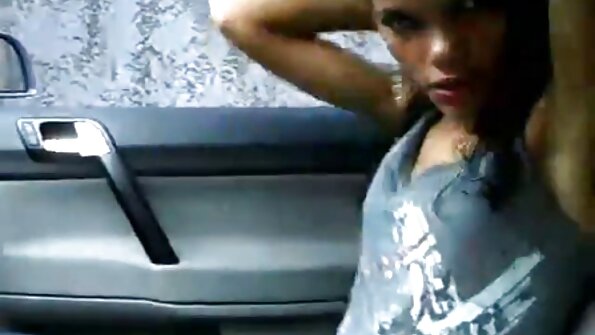 Η καλλονή βγάζει το σουτιέν και το εσώρουχό της και μετά φιλάει έναν πούτσο