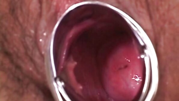 Η ξανθιά Γιαπωνέζα σύζυγος βρίσκεται στη μέση ενός ήπιου έρωτα