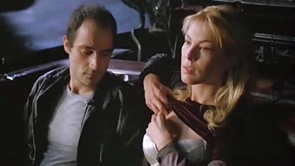 Η ξανθιά σύζυγος κάνει ταινίες ενώ εμποτίζεται από άλλον άντρα