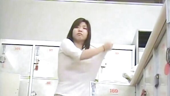 Η μελαχρινή ασιάτισσα καυτερή ρουφάει το πουλί στη δημόσια τουαλέτα