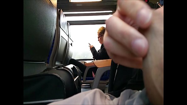 Μελαχρινή έφηβοι που μοιράζονται ένα μεγάλο ψαλιδάκι σε μια σκηνή HD