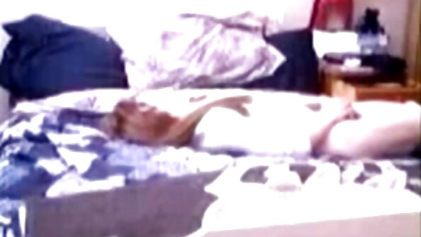 Ο κόκορας γεμίζει το μουνί μιας έφηβης πόρνης στο κρεβάτι του
