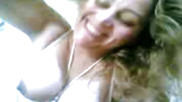 Μια γκόμενα που είναι με τις διχτυωτές της κάλτσες πιπιλάει και γαμάει επίσης