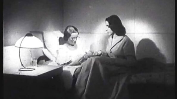 Μια σέξι ερασιτέχνης κυρία με ωραίο σώμα κρατά ένα πουλί με τα χέρια της