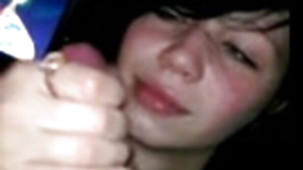 Μια ξανθιά με μεγάλα βυζιά γαμιέται σε ένα στούντιο τέχνης