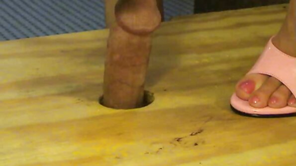 Μια ξανθιά με φυσικά βυζιά χαμογελάει και γκρινιάζει καθώς γεμίζει