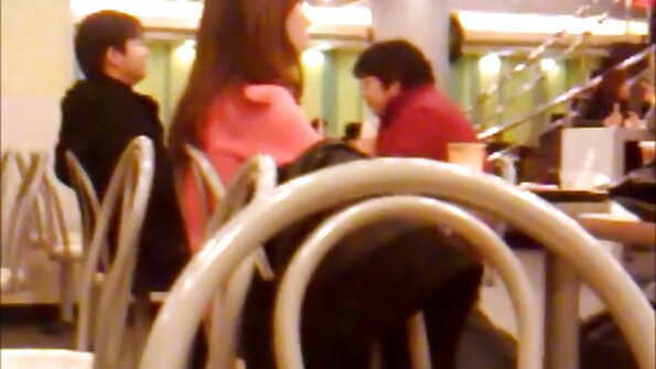 Μια γκόμενα με μακριά μαλλιά χρησιμοποιεί τα πόδια της σε έναν σκληρό μεγάλο κόκορα