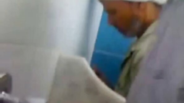 Μια καυτή νεαρή πόρνη μπαίνει λίγο από πίσω