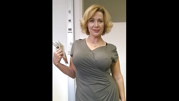 Μια σέξι ερασιτέχνης που έχει μεγάλα βυζιά γαμιέται στον καναπέ