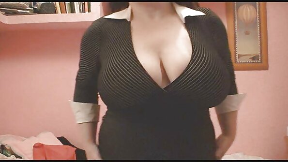 Μια λευκή γκόμενα με ένα ωραίο ράφι και έναν σέξι κώλο αισθάνεται έναν κόκορα μέσα της