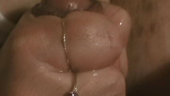 Μια ξανθιά που έχει μικροσκοπικές θηλές και γλυκό μουνί είναι διαπερασμένη