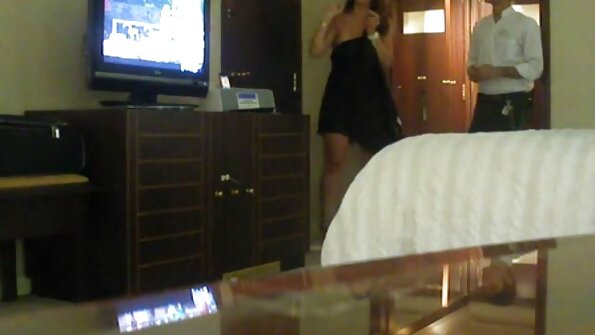 Μια ξανθιά με ωραίο κώλο δέχεται ένα μεγάλο μαύρο κοντάρι μέσα της