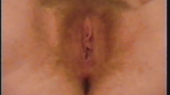 Μια ξανθιά με τεράστια βυζιά διασκεδάζει μόνο με το μουνί της