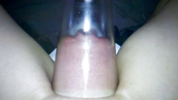 Μια μελαχρινή με σαρκώδες μουνί και σέξι κώλο χρησιμοποιεί δονητή