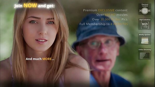 Μια μελαχρινή με σέξι γάιδαρο παίζει σήμερα με τον εαυτό της