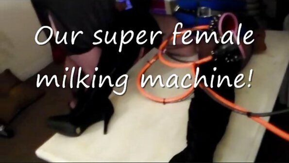 Μια μπούστος γκόμενα που ξέρει πώς να γλεντάει χειρίζεται ένα μεγάλο πουλί