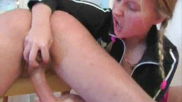 Όμορφη ξανθιά ικετεύει για ένα μεγάλο κόκορα στην κόλασή της