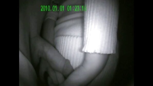 Ένας μεγάλος πούτσος μπαίνει μέσα σε μια μελαχρινή ενώ είναι στην τουαλέτα