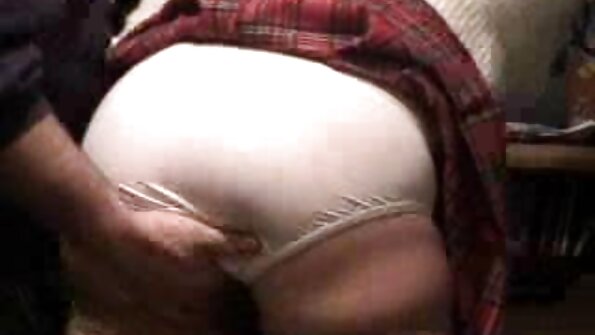 Μια μελαχρινή που έχει ένα ξυρισμένο μουνί παίρνει μια πουλί στο υγρό μουνί της