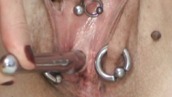 Μια κολεγιακή γκόμενα που έχει μικρά βυζιά και σφιχτό μουνί γλείφεται