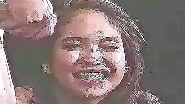 Μια ξανθιά που έχει ωραία μεγάλα βυζιά, βάζει τα χείλη της σε ένα μεγάλο ροδί