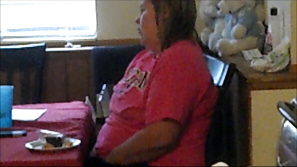 Μια μελαχρινή που λατρεύει να δοκιμάζει σπέρμα παίρνει λίγο στον κήπο