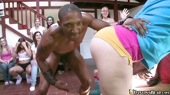 Μια μελαχρινή με ένα σέξι μουνί κάθεται σε έναν μεγάλο σκληρό κόκορα